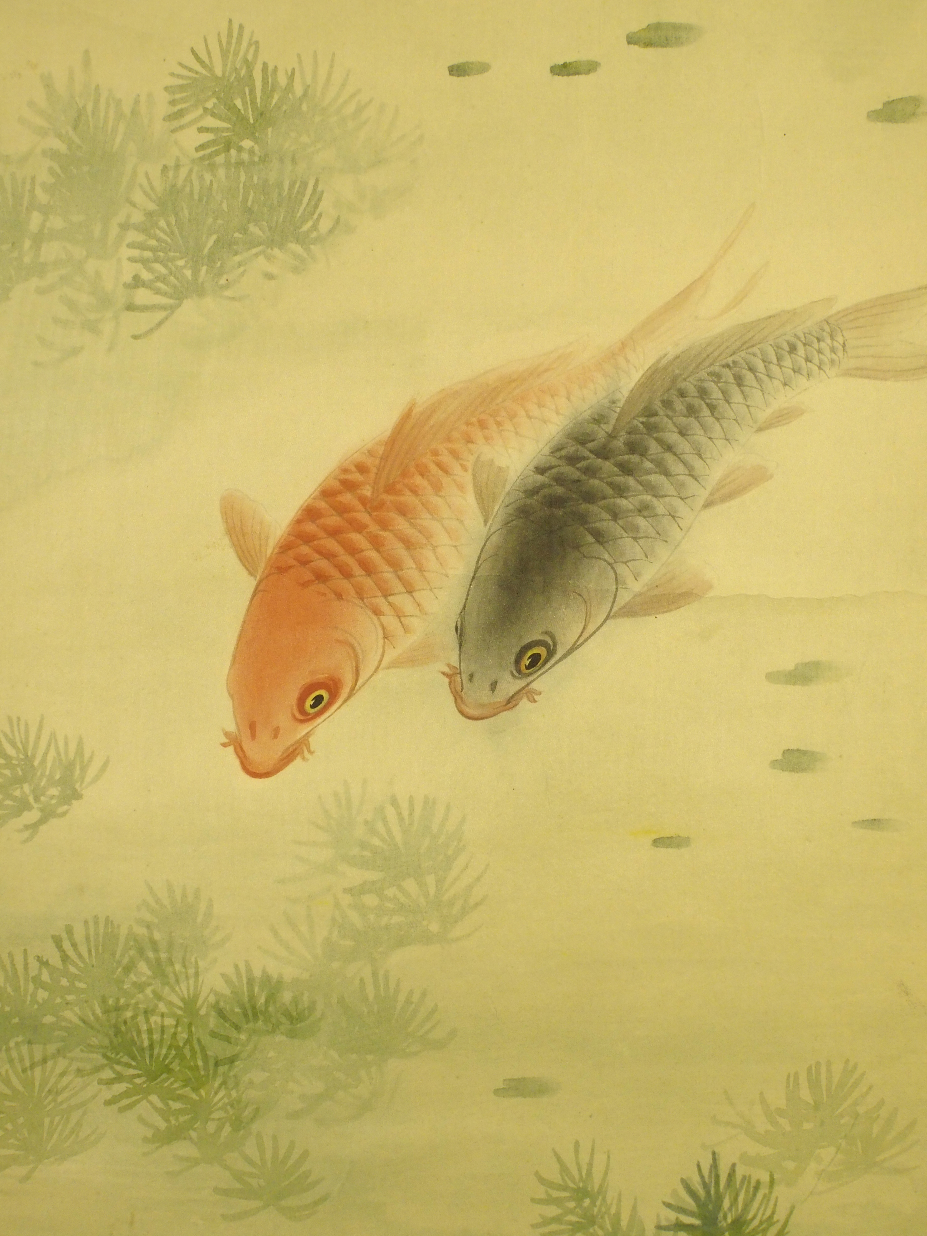 A Chinese silk scroll painting of three carp amongst aquatic foliage, signed, 92 x 40cm - Bild 4 aus 8