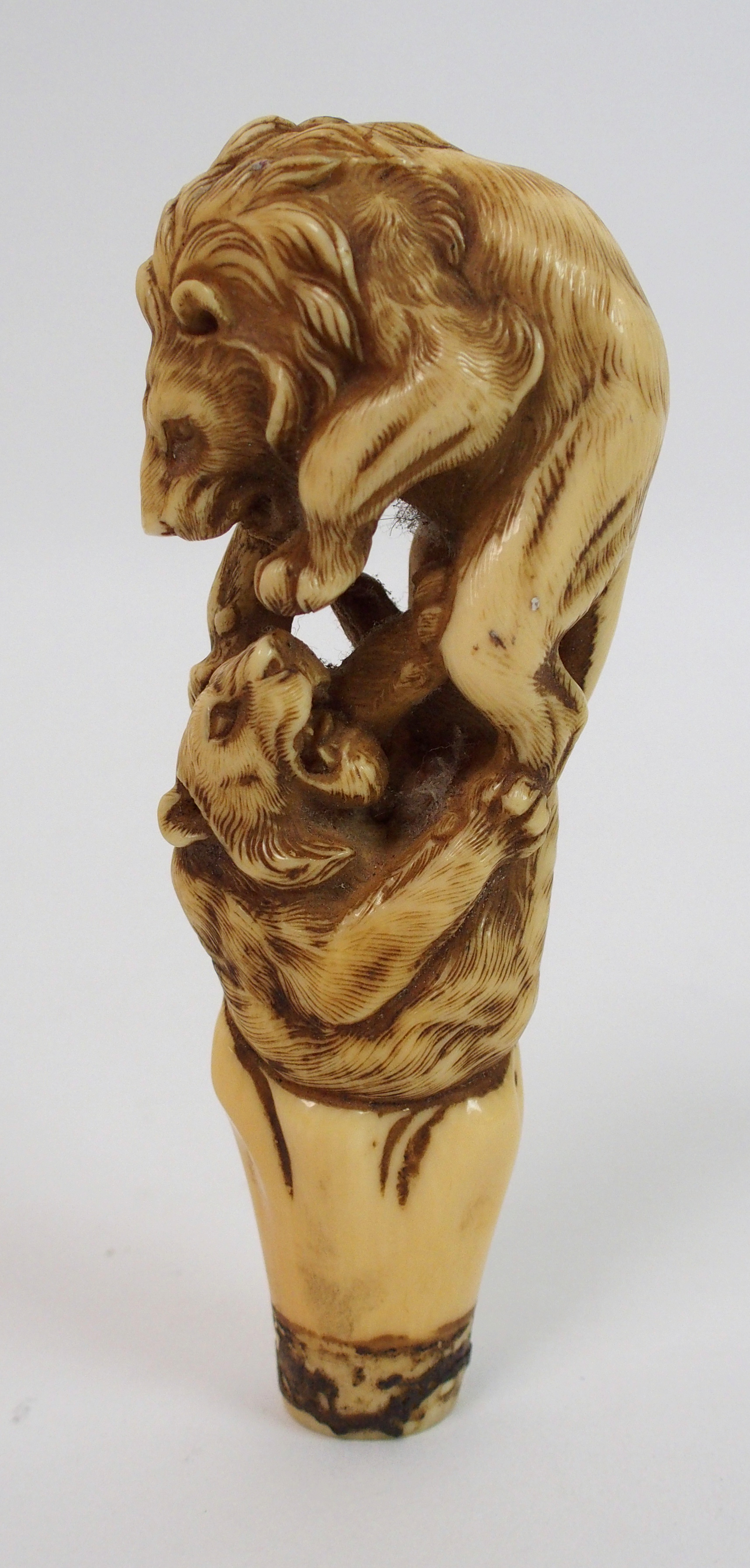 A Japanese carved ivory cane handle decorated with a lion attacking a tiger, signed, 12cm long - Image 2 of 10