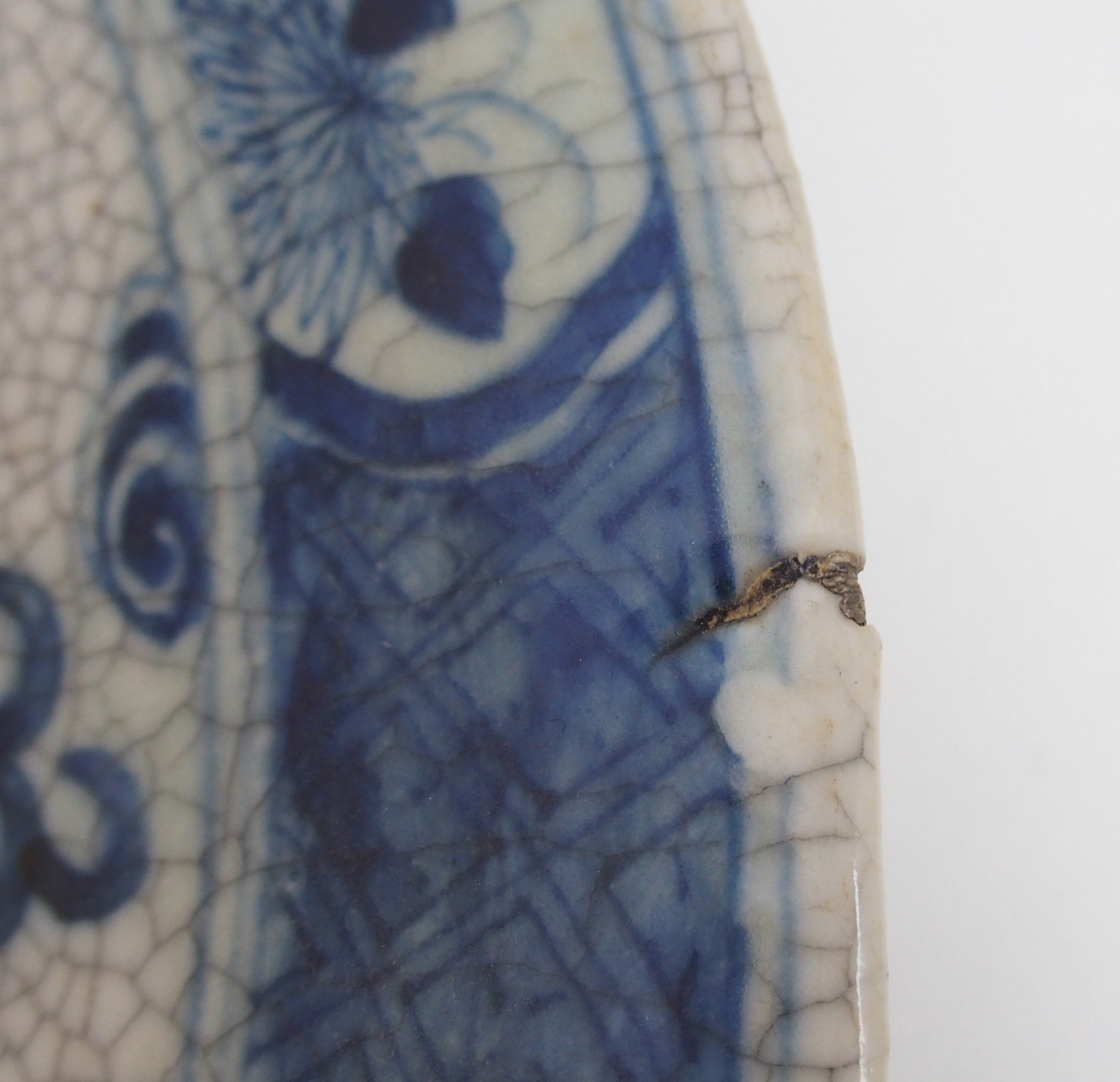 A Chinese blue and white crackled glaze dish painted with two confronting dragons within a diaper - Image 6 of 10