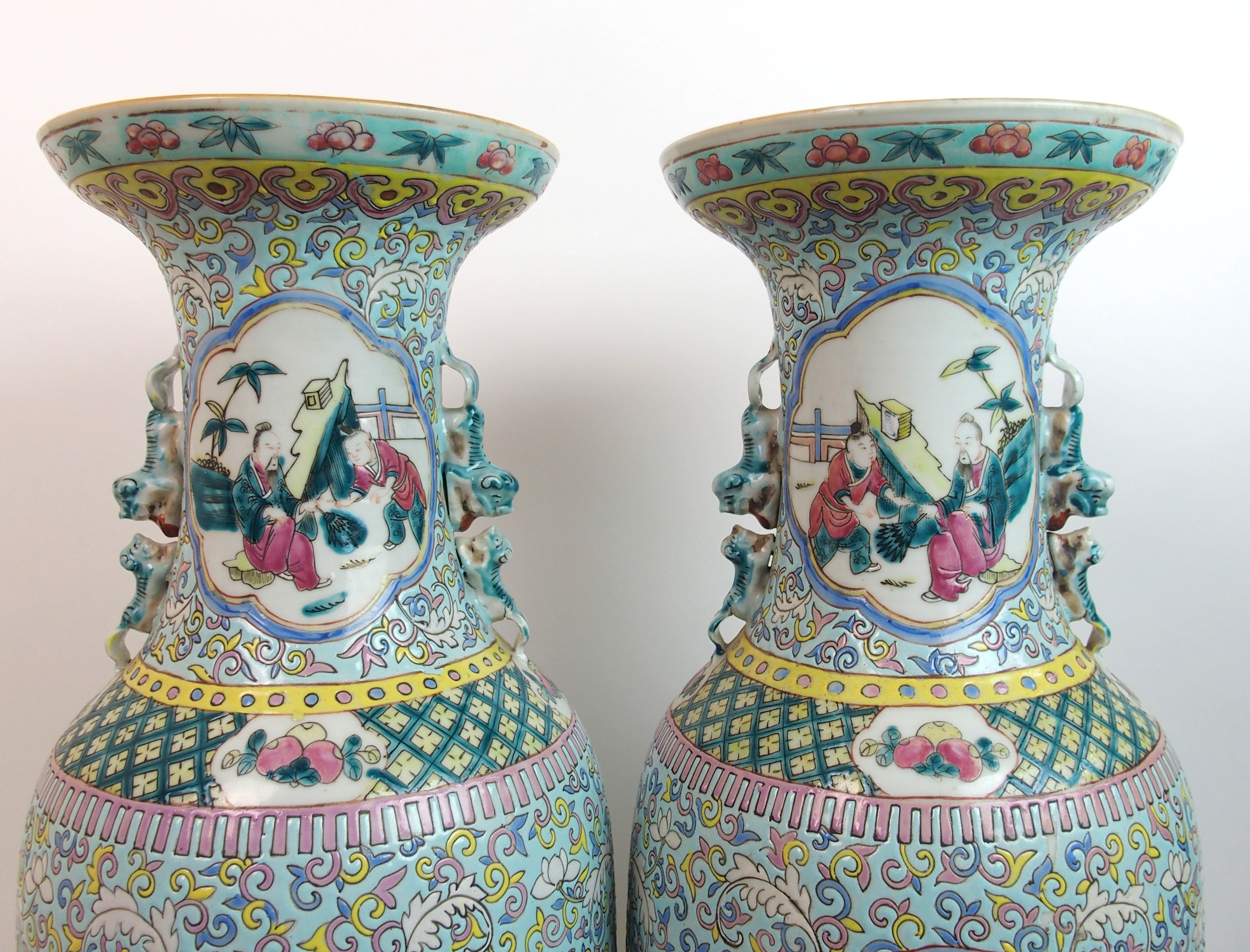 A large pair of Cantonese famille verte baluster vases painted with panels of sages and - Bild 9 aus 10