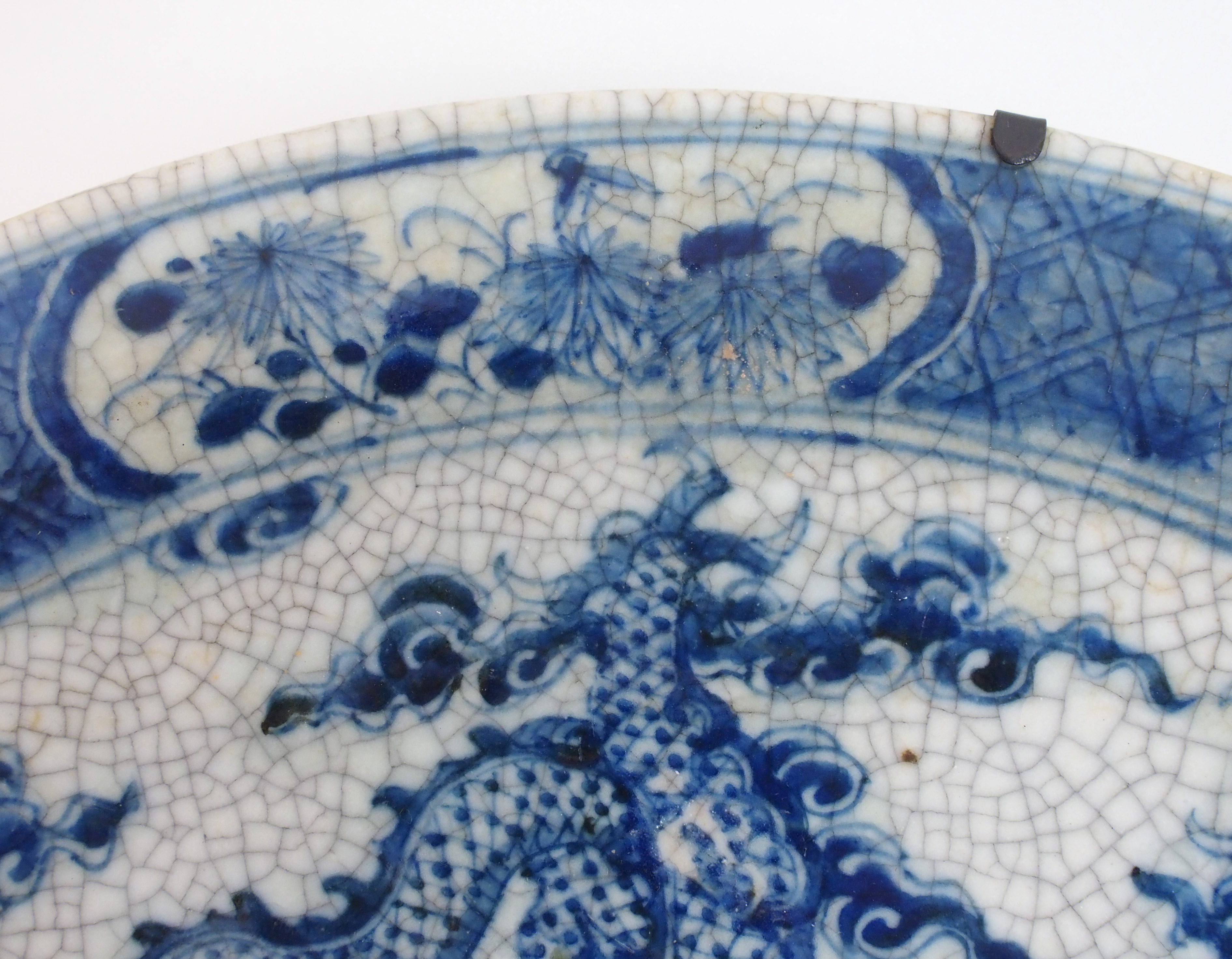 A Chinese blue and white crackled glaze dish painted with two confronting dragons within a diaper - Image 5 of 10