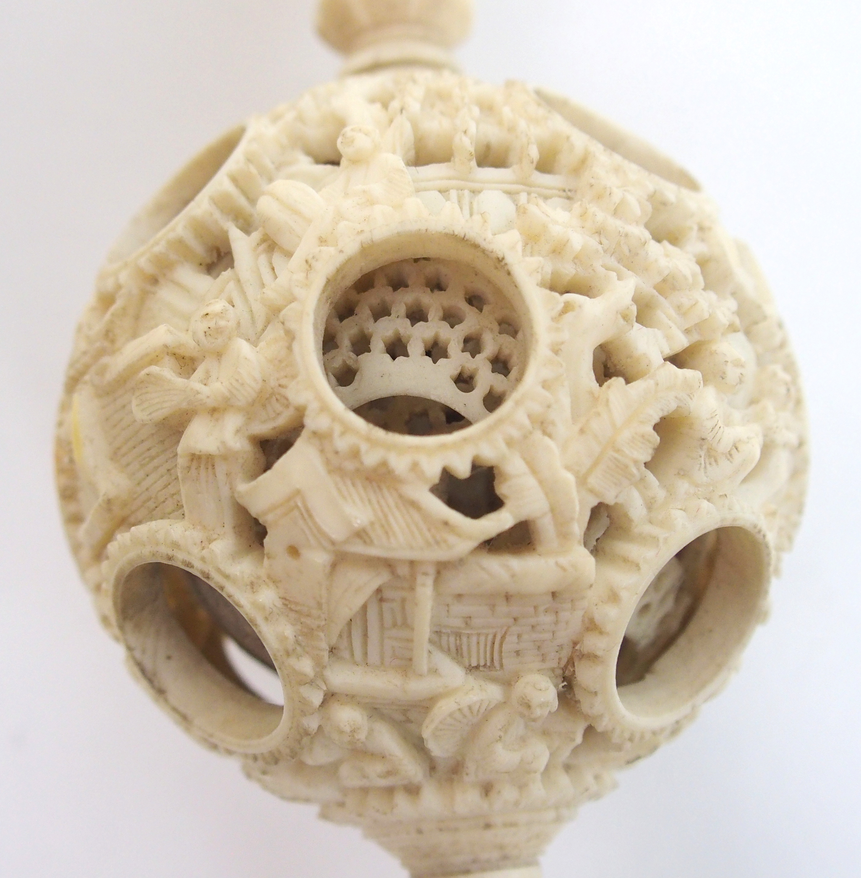 A Cantonese ivory concentric ball carved with dolphin and chain suspension attached to a figure - Bild 7 aus 10