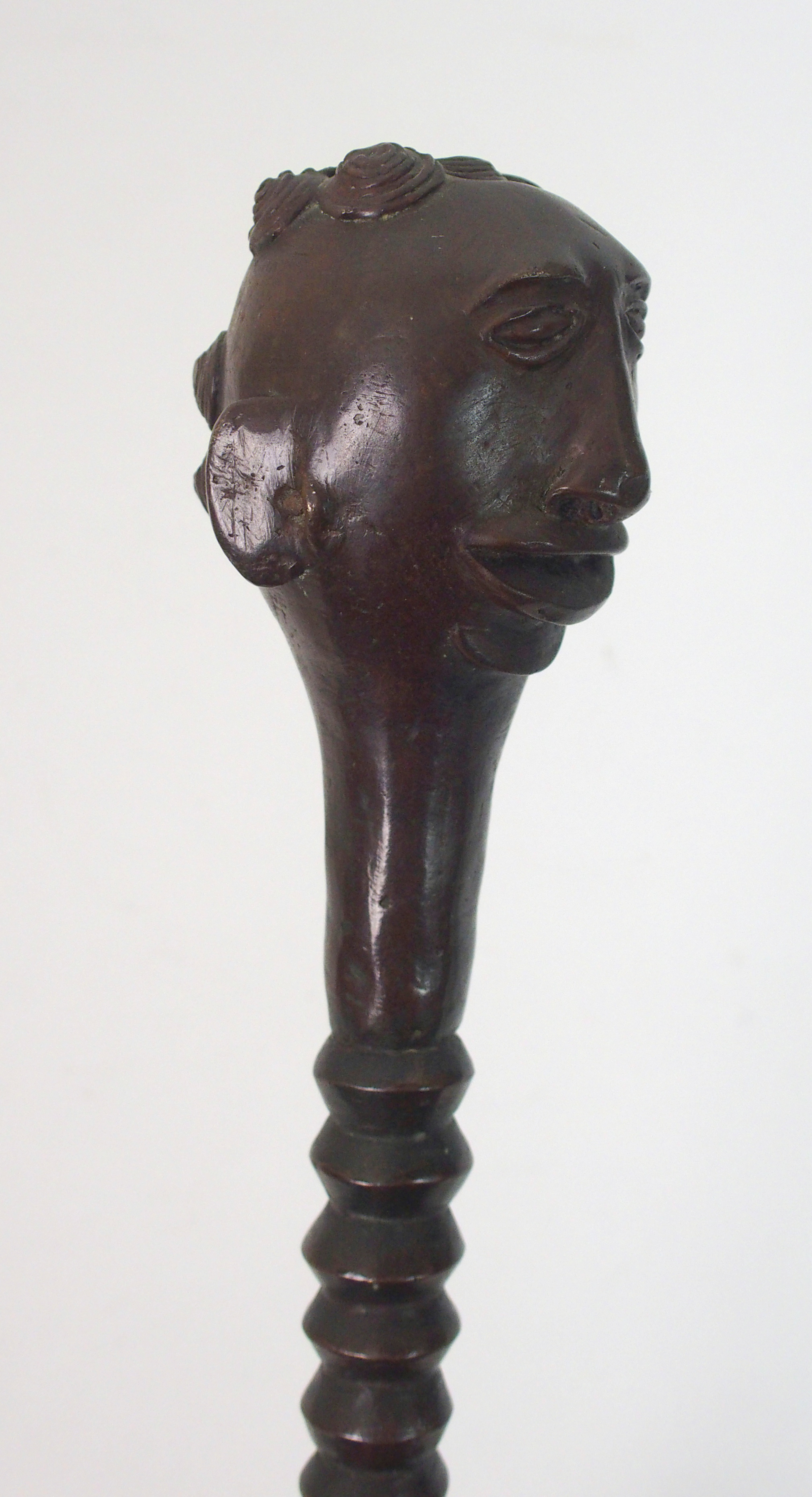 *WITHDRAWN* A West African bronze and iron ceremonial staff cast with a head set with curling locks - Bild 5 aus 10