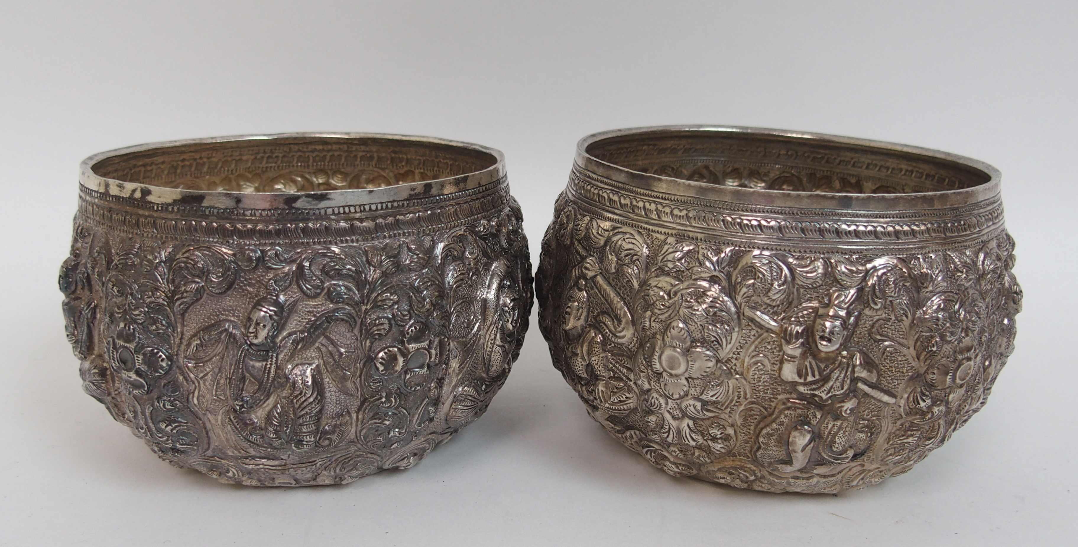 A group of Indian white metal wares comprising; circular box, 17.5cm diameter, 18oz, two bowls, 10cm - Bild 7 aus 10