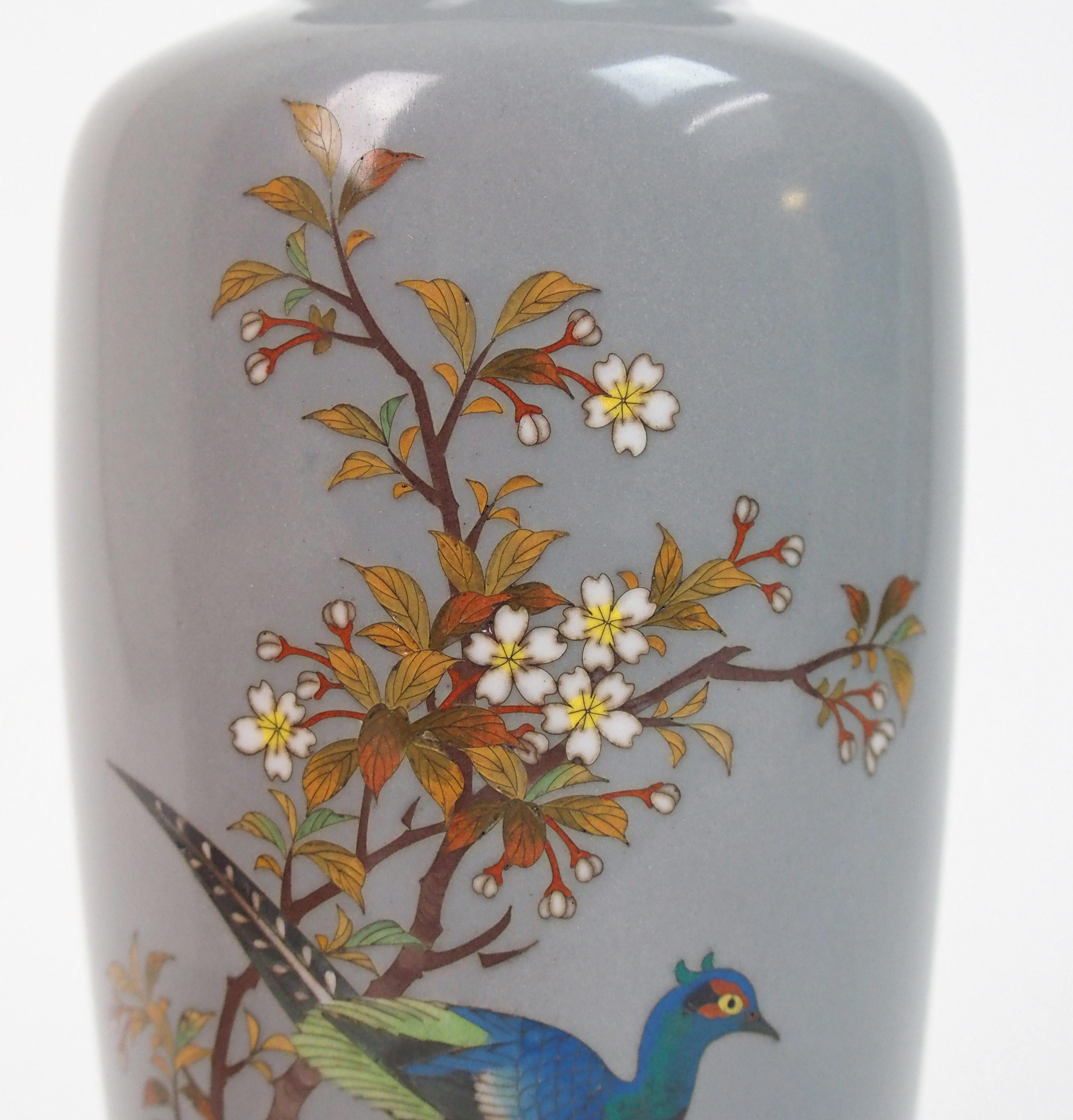 A Japanese cloisonne baluster vase decorated with a pheasant on a rock beneath blossoming branches - Bild 3 aus 10