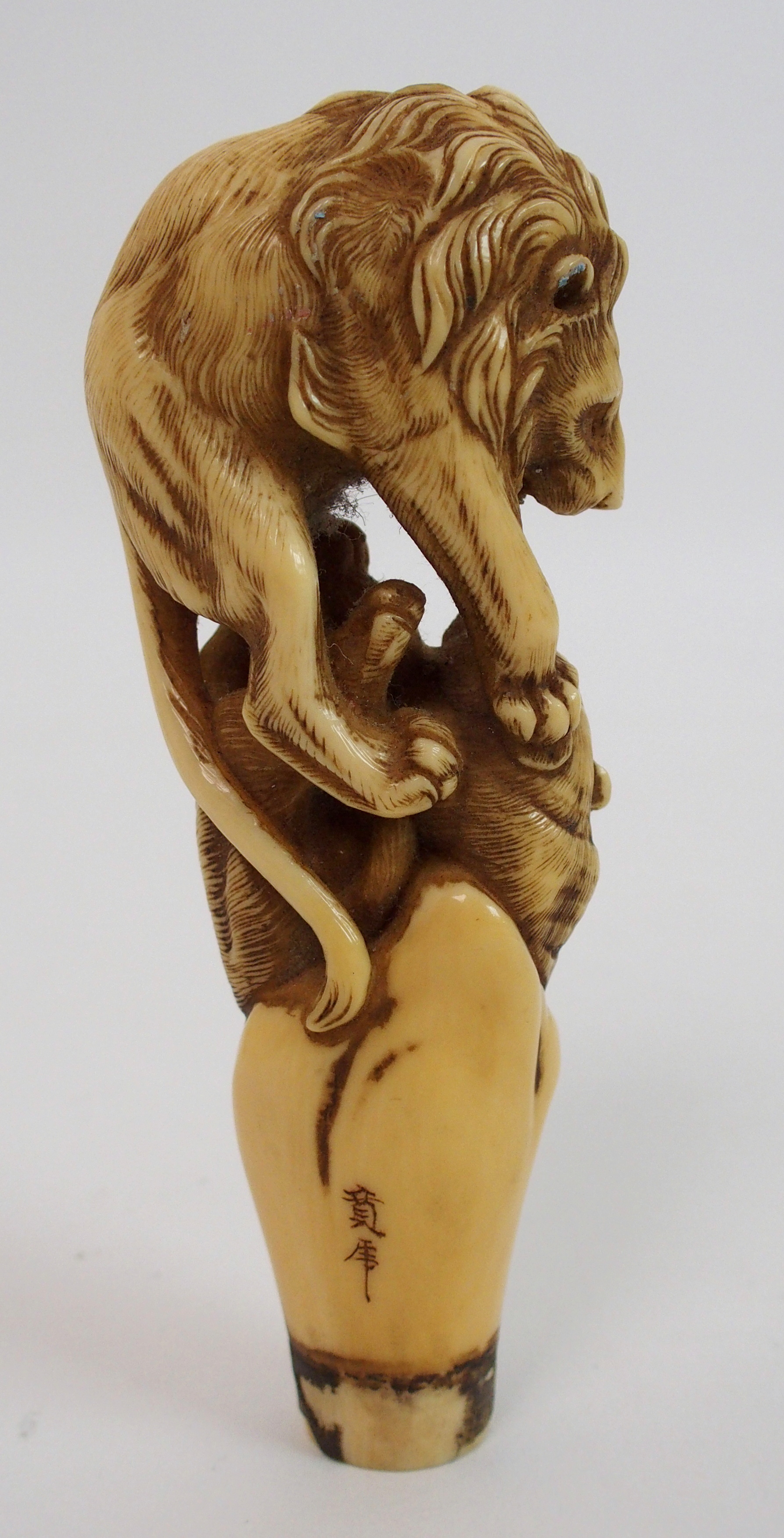 A Japanese carved ivory cane handle decorated with a lion attacking a tiger, signed, 12cm long - Image 6 of 10