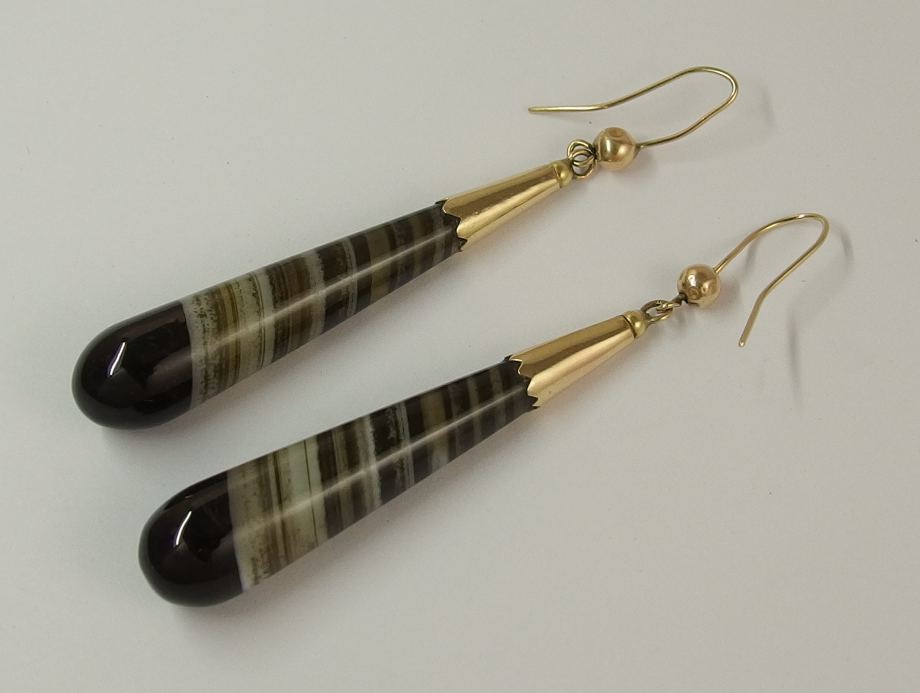 A pair of banded agate earrings of long drop shape with yellow metal ear wires, length 68mm - Image 2 of 2