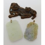 A Chinese hardstone pendant carved with a scholar, monkey and fruit, the mount stamped 14K, 6cm high
