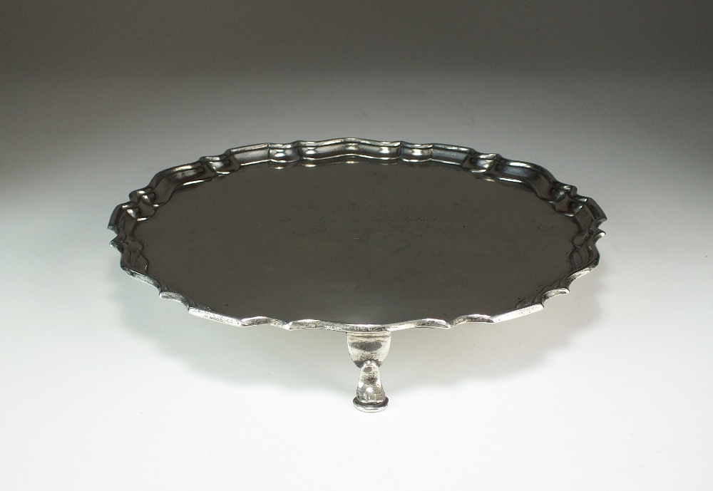 A presentation silver salver, Hawksworth, Eyre & Co Ltd, Sheffield 1915,