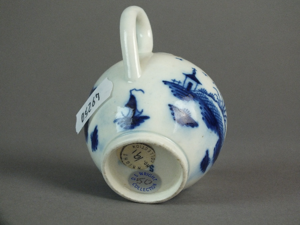 A Caughley toy teapot with cover painted in the Island pattern, circa 1780-92, S mark, 7. - Bild 2 aus 2