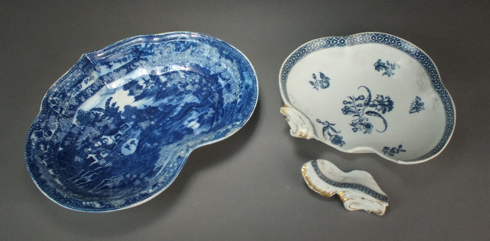 A Caughley shell form dessert dish transfer-printed in the Gillyflower pattern (section broken),