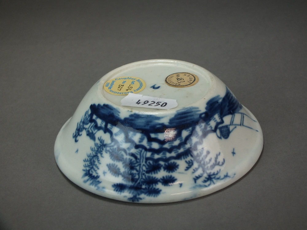 A Caughley tart pan painted with the Rock Strata Island (Island Sampan) pattern, circa 1777-84, - Bild 3 aus 3