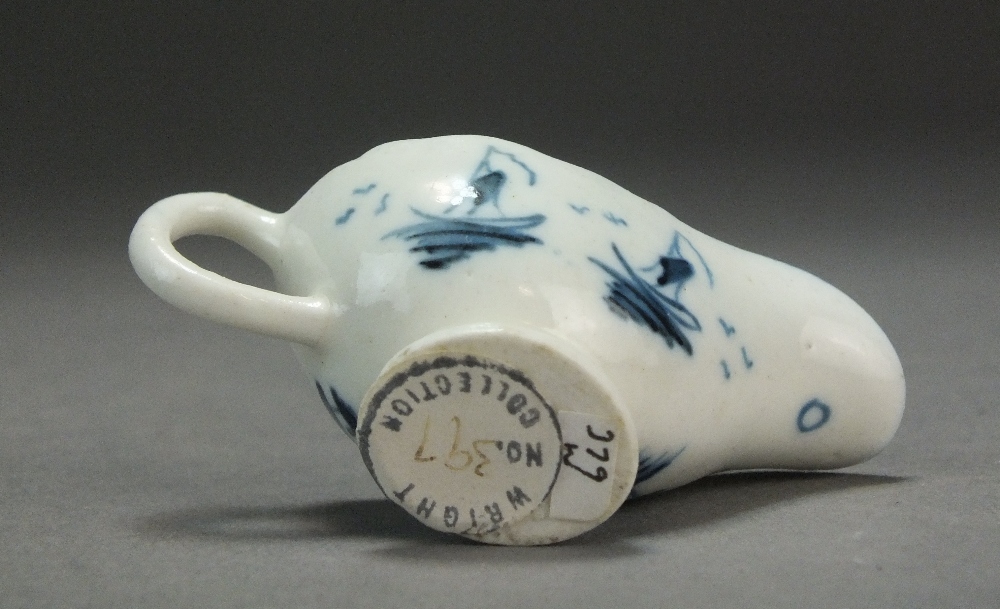 A Caughley toy sauceboat painted in underglaze blue with the Island pattern, circa 1780-90, 5. - Bild 2 aus 2