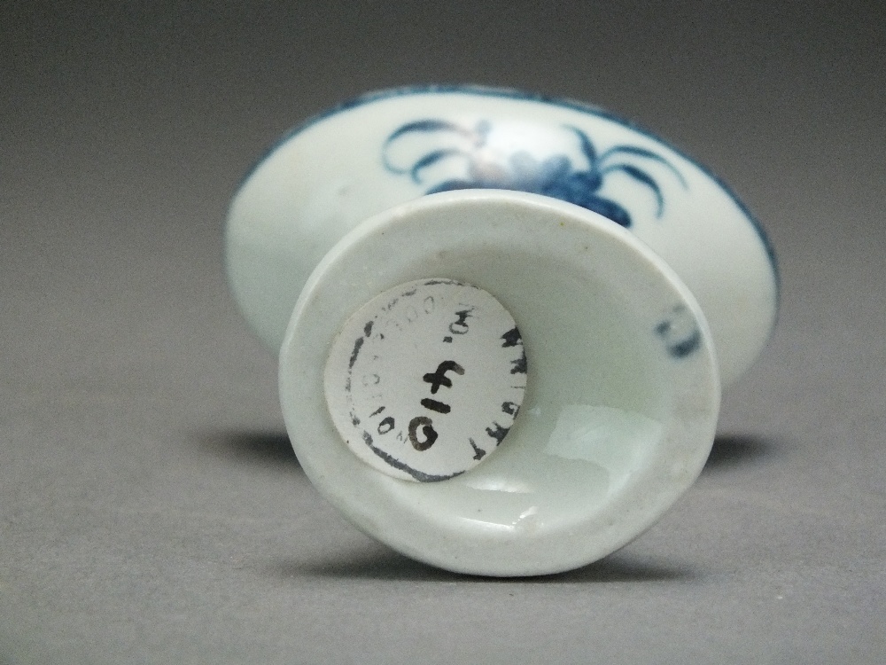 A Caughley eye bath, transfer-printed in underglaze blue with a Sprig and Cell Border, - Bild 2 aus 2