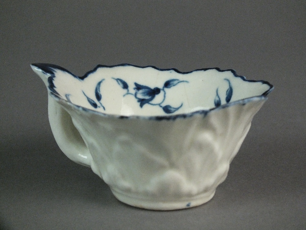 Two Caughley leaf dish butter boats together painted with Geranium Boat Sprays, circa 1776-80, - Bild 2 aus 4