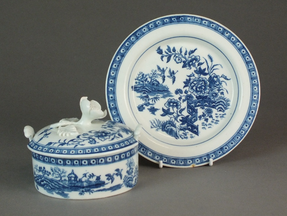 A Caughley butter pot, stand and cover, transfer-printed in the Fence pattern, circa 1778-88, - Bild 2 aus 2