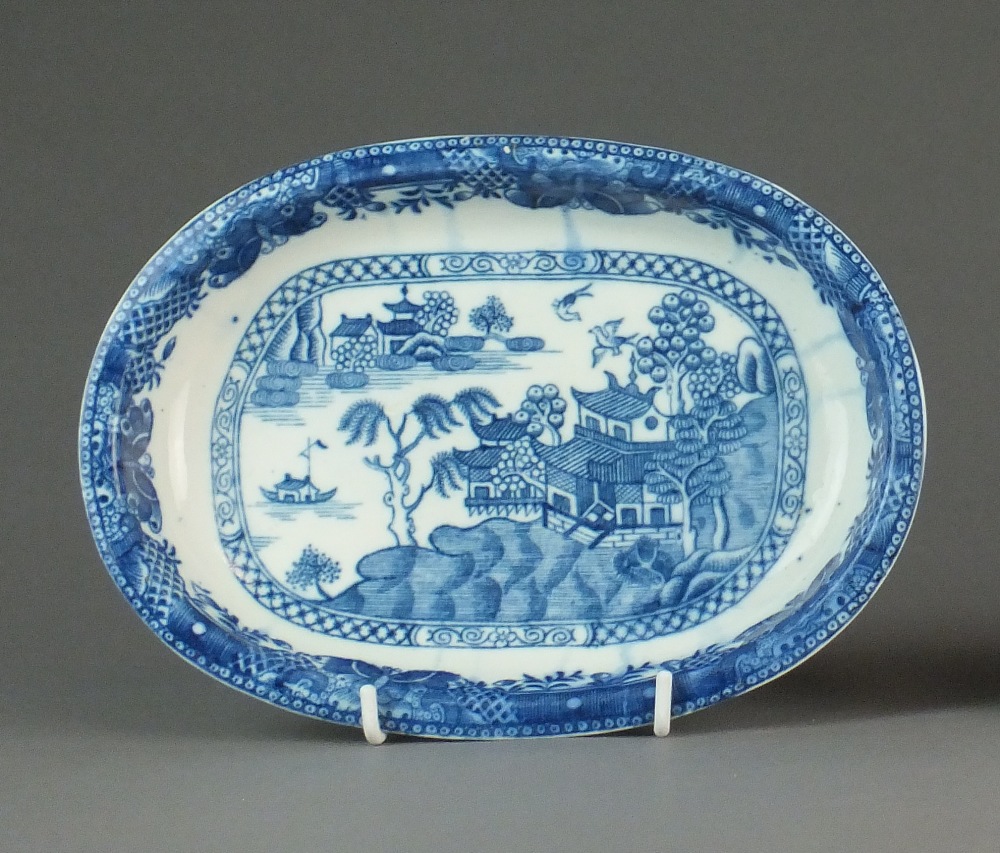 An oval Caughley baking dish transfer-printed in the Willow Nankin pattern, circa 1783-90, unmarked,