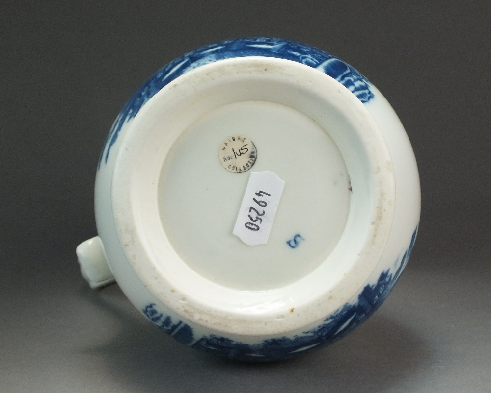 A Caughley ewer transfer-printed in underglaze blue with the Pleasure Boat pattern, circa 1780-89, - Bild 2 aus 2