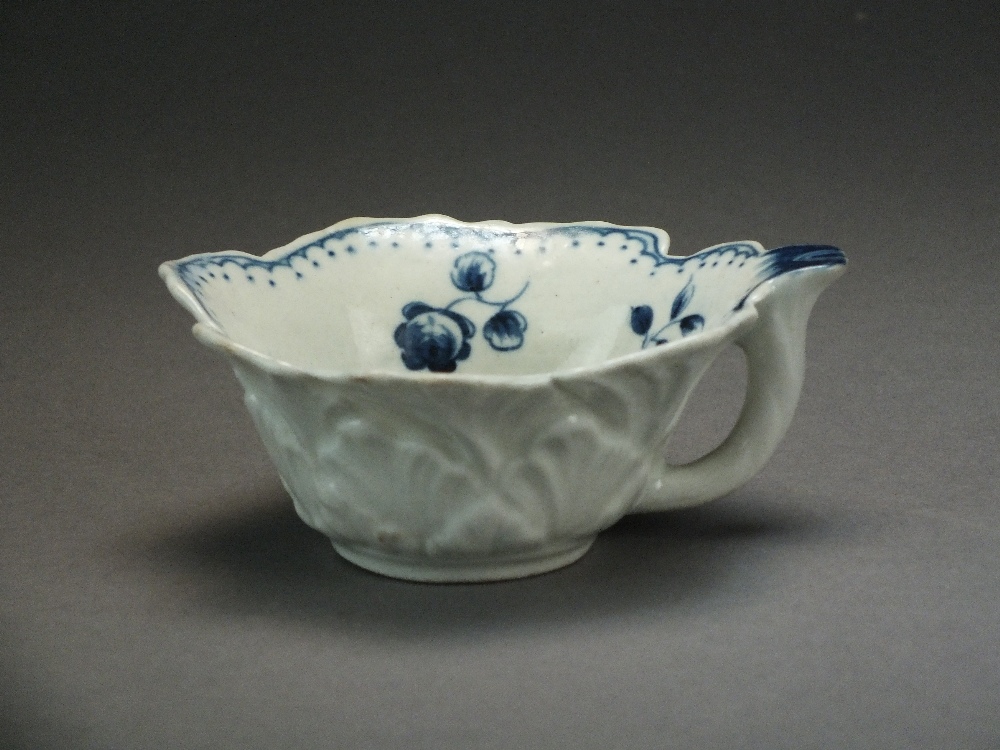 A rare Caughley leaf dish butter boat painted in the Gooseberry pattern, circa 1776-80, - Bild 2 aus 3
