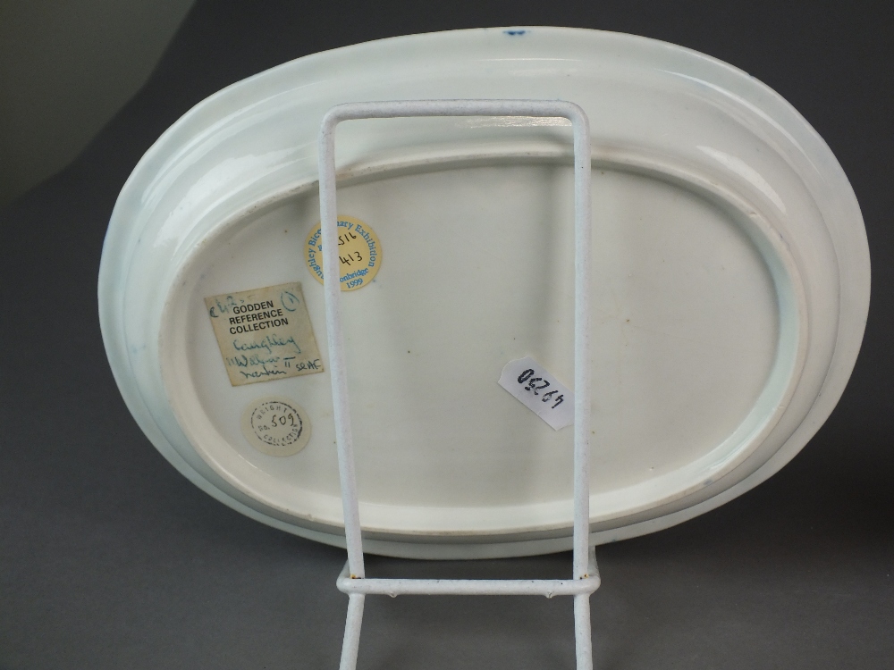 An oval Caughley baking dish transfer-printed in the Willow Nankin pattern, circa 1783-90, unmarked, - Bild 2 aus 2