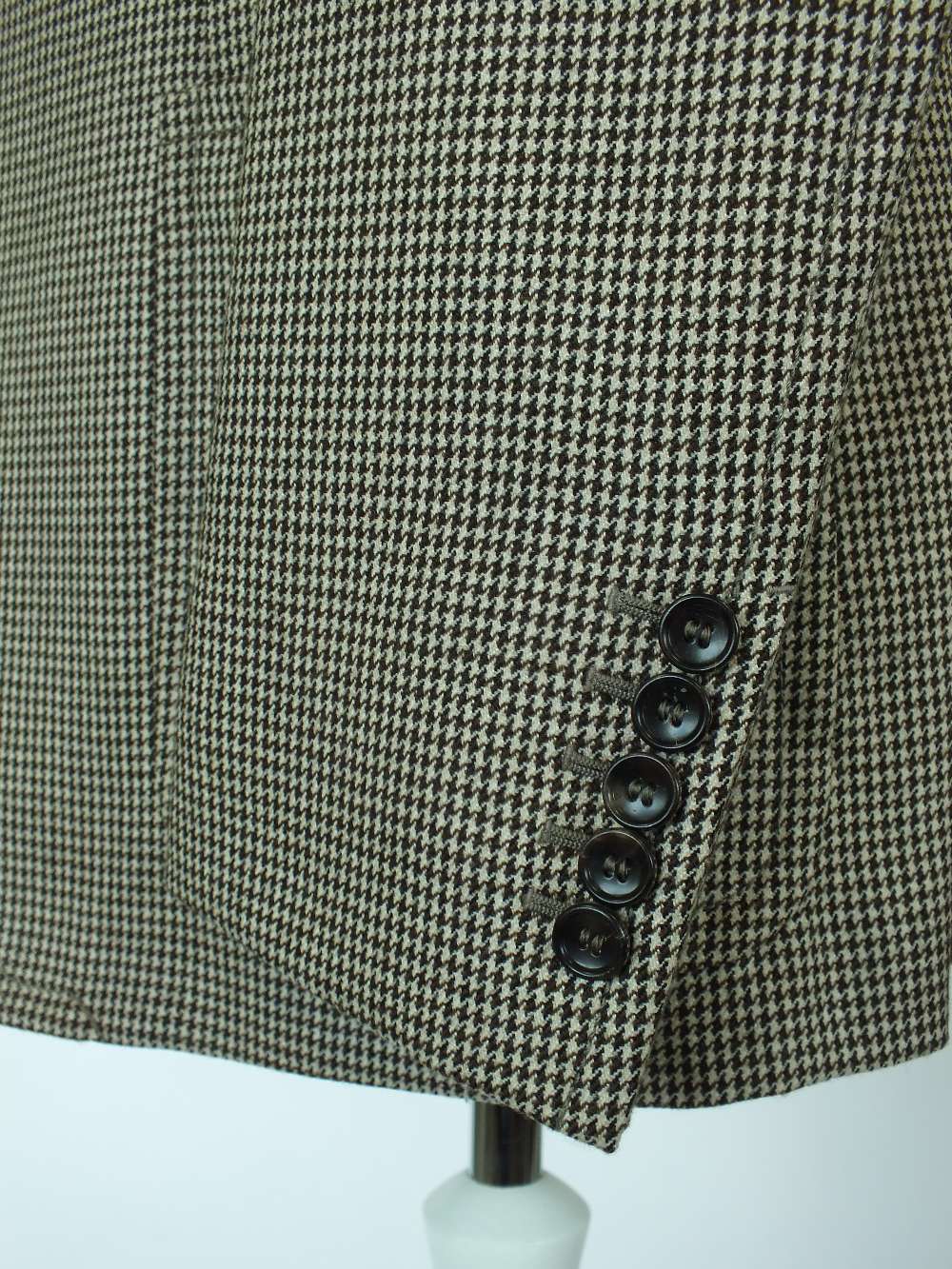 A Gucci jacket, brown dogs tooth check, double vent, lined, patch pockets, Italian size 50R, 90% - Image 7 of 7