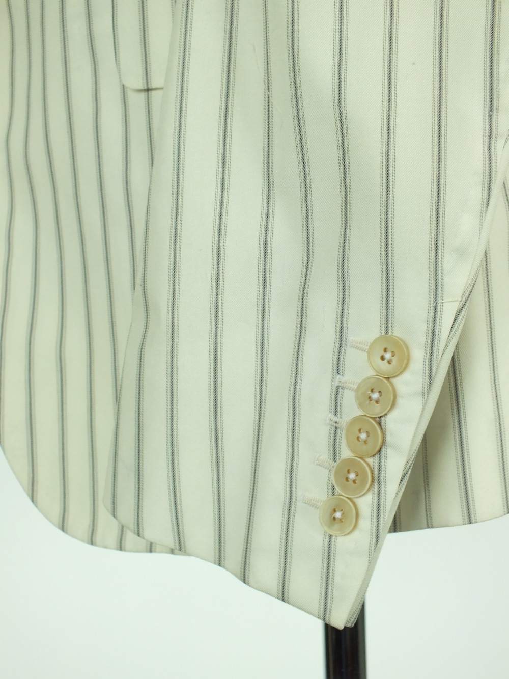 A Gucci suit, cream with blue pinstripe, jacket with single vent, lined, Italian size 52R, 100% - Image 5 of 7