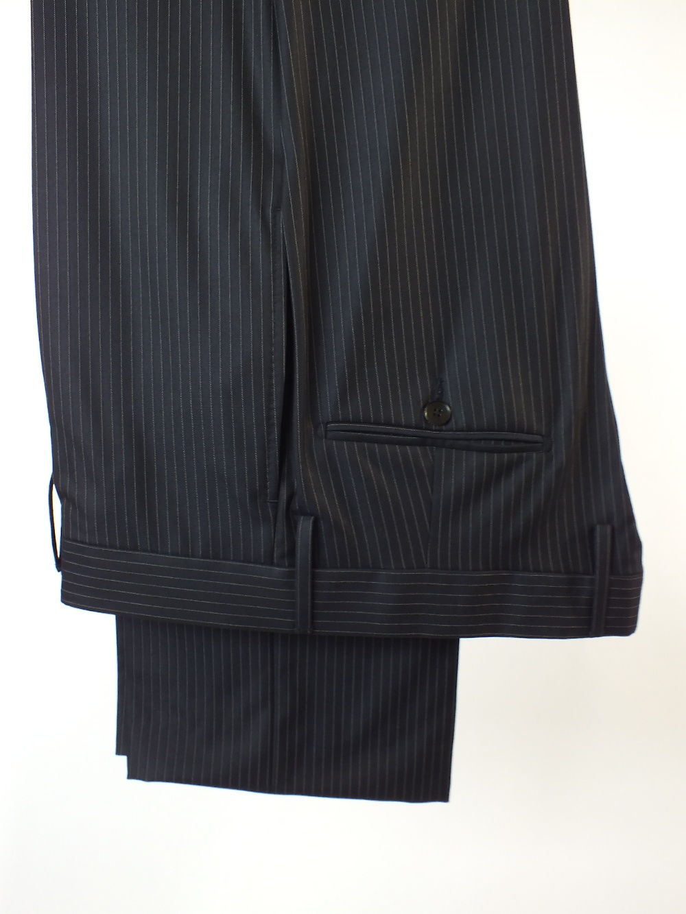 A Gucci suit, navy pinstripe, double vent, Italian size 50L, 80% wool, 20% silk, single pleat - Image 6 of 6