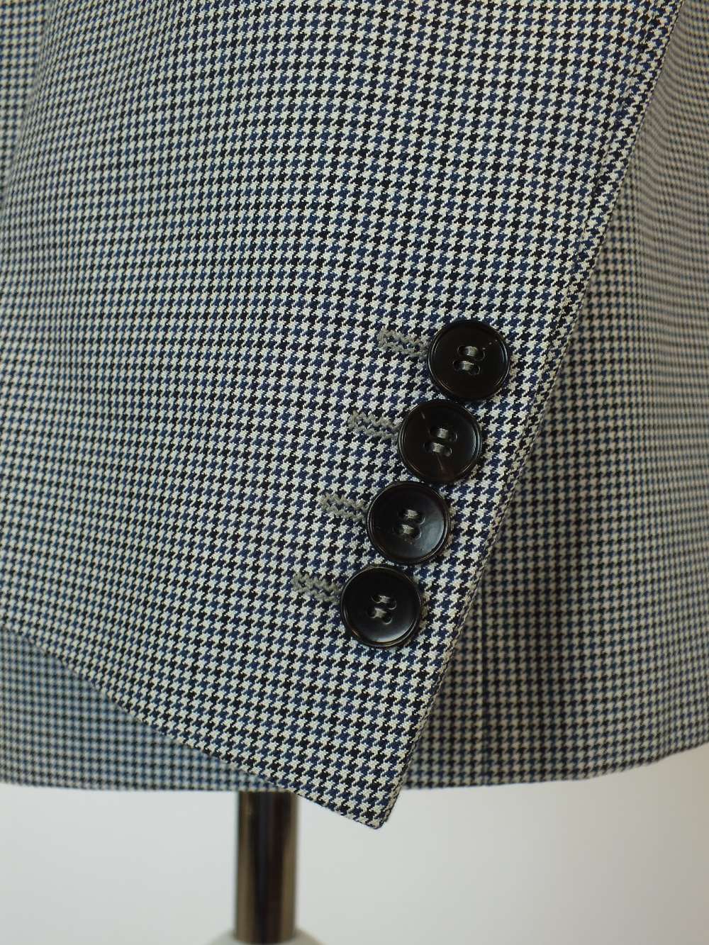 A Gucci jacket, blue and black dog tooth check, Gucci logo to blue/black lining, single vent, - Image 6 of 6