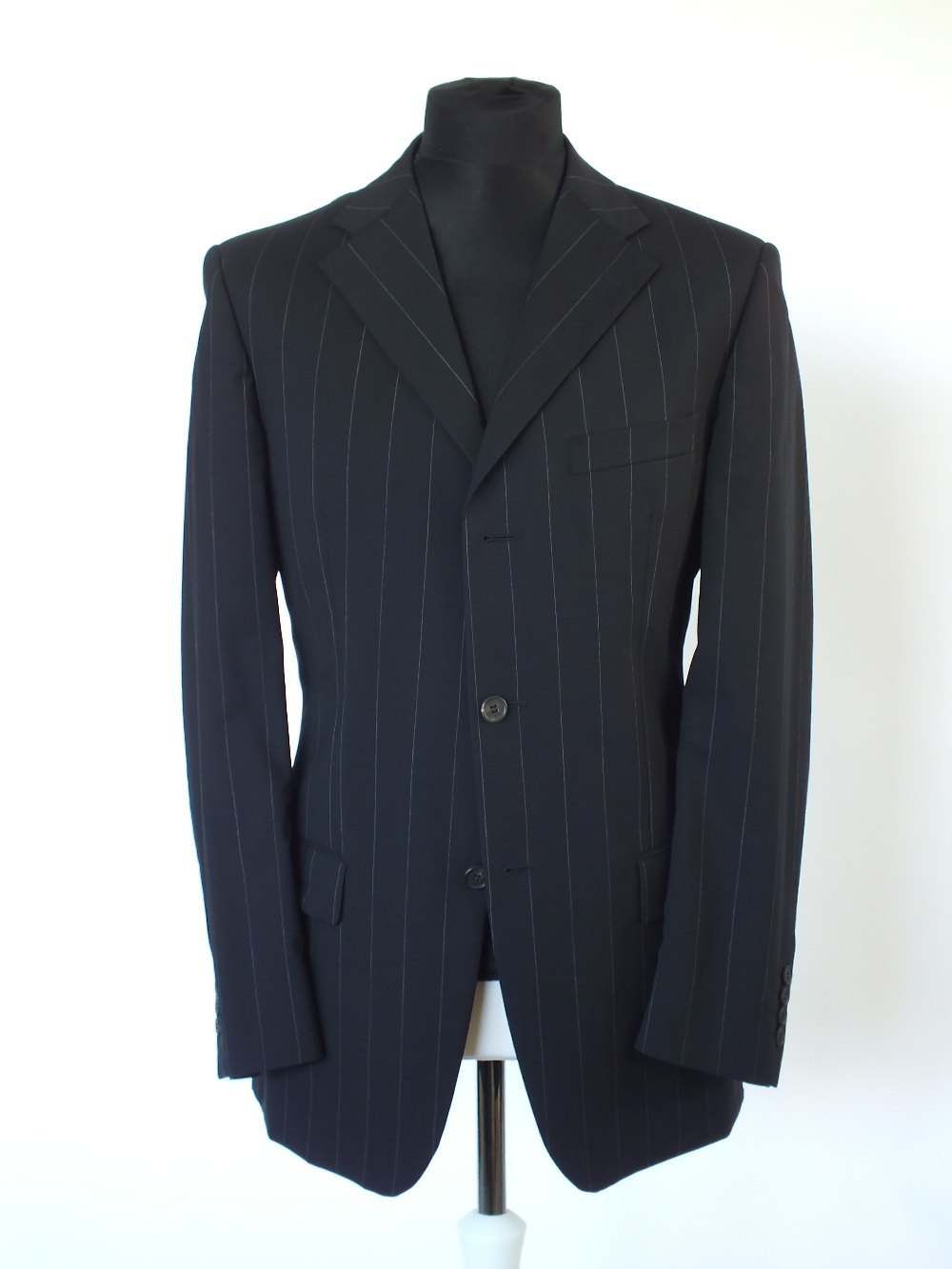 A Gucci suit navy blue pinstripe, double vent, Italian size 50R, 97% wool, 3% elastine, flat front