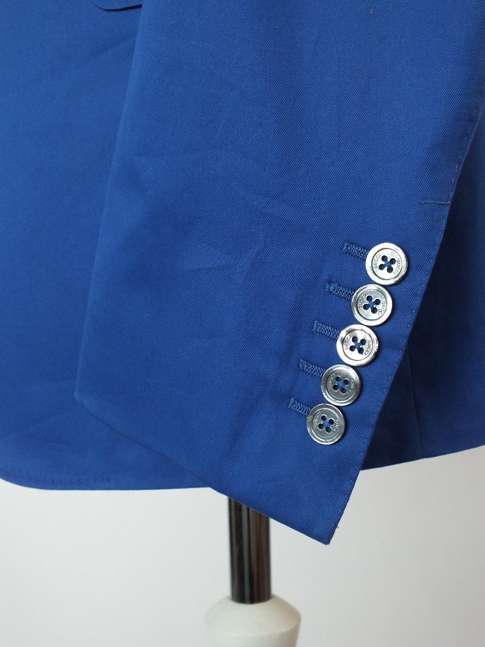 A Gucci suit, blue, contrast decorative lining, single vent, Italian size 52R, 100% cotton, flat - Image 7 of 8