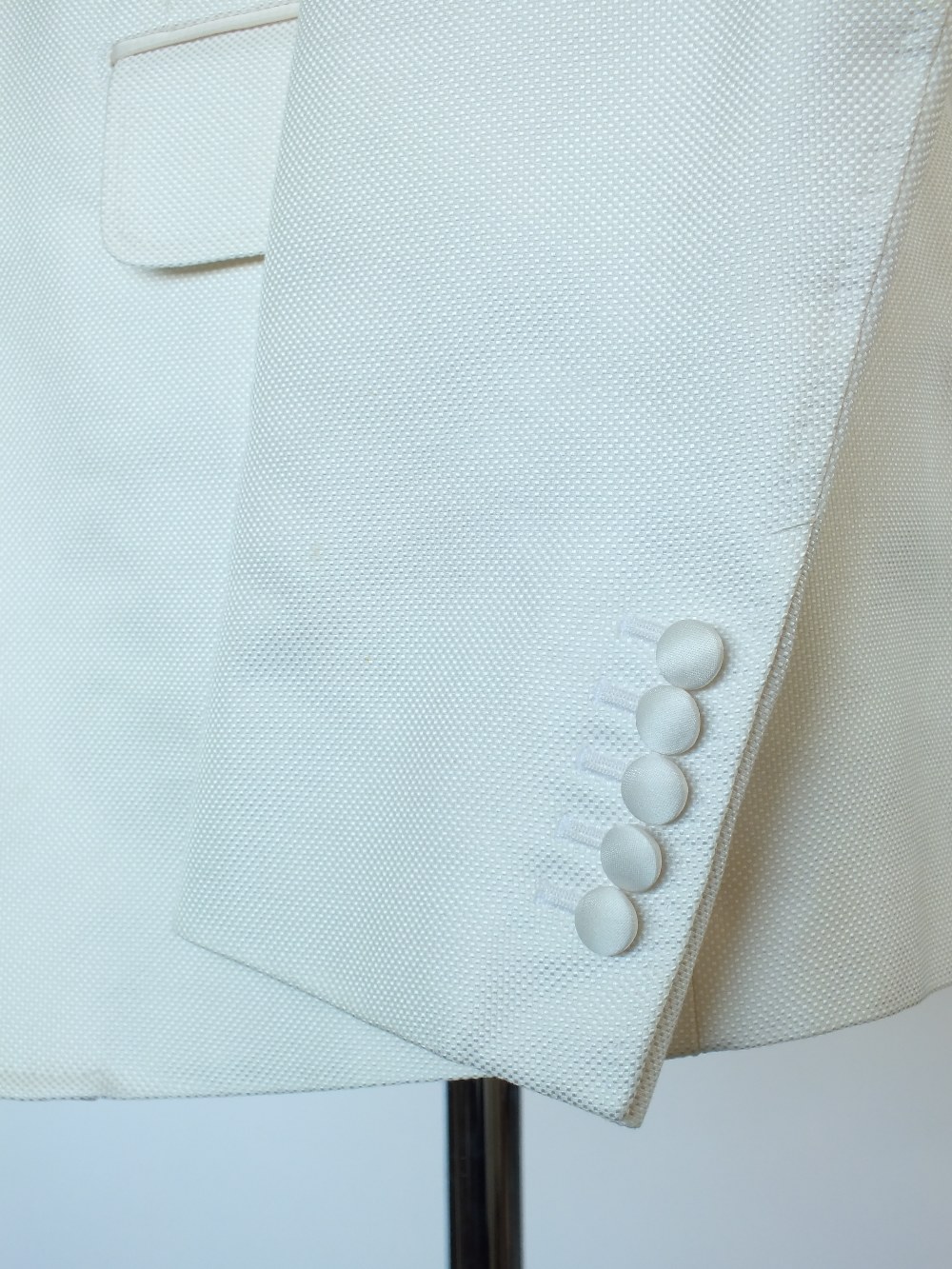 A Gucci cream dinner suit, single vent, woven satin lower lapel and pocket, satin detailing, Italian - Image 6 of 7