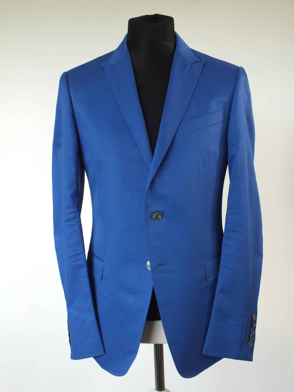 A Gucci suit, blue, contrast decorative lining, single vent, Italian size 52R, 100% cotton, flat