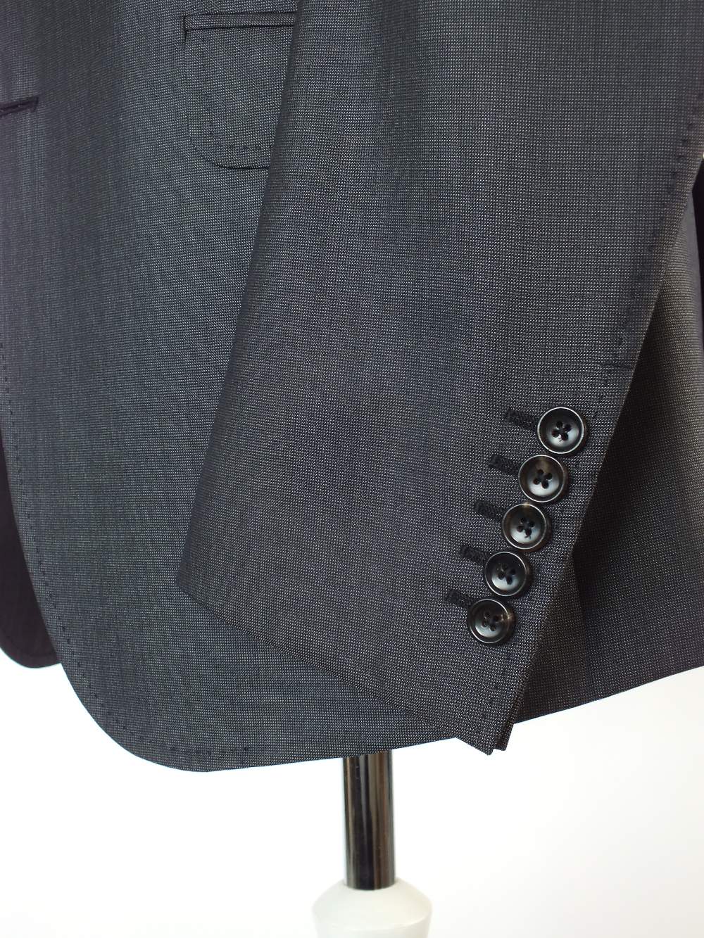 A Gucci suit, dark grey, double vent, with horse bit woven lining, Italian size 52R, 60% wool, 40% - Image 5 of 7