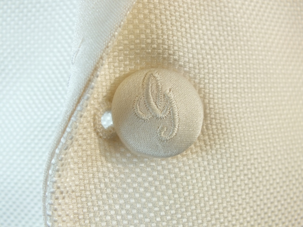 A Gucci cream dinner suit, single vent, woven satin lower lapel and pocket, satin detailing, Italian - Image 5 of 7