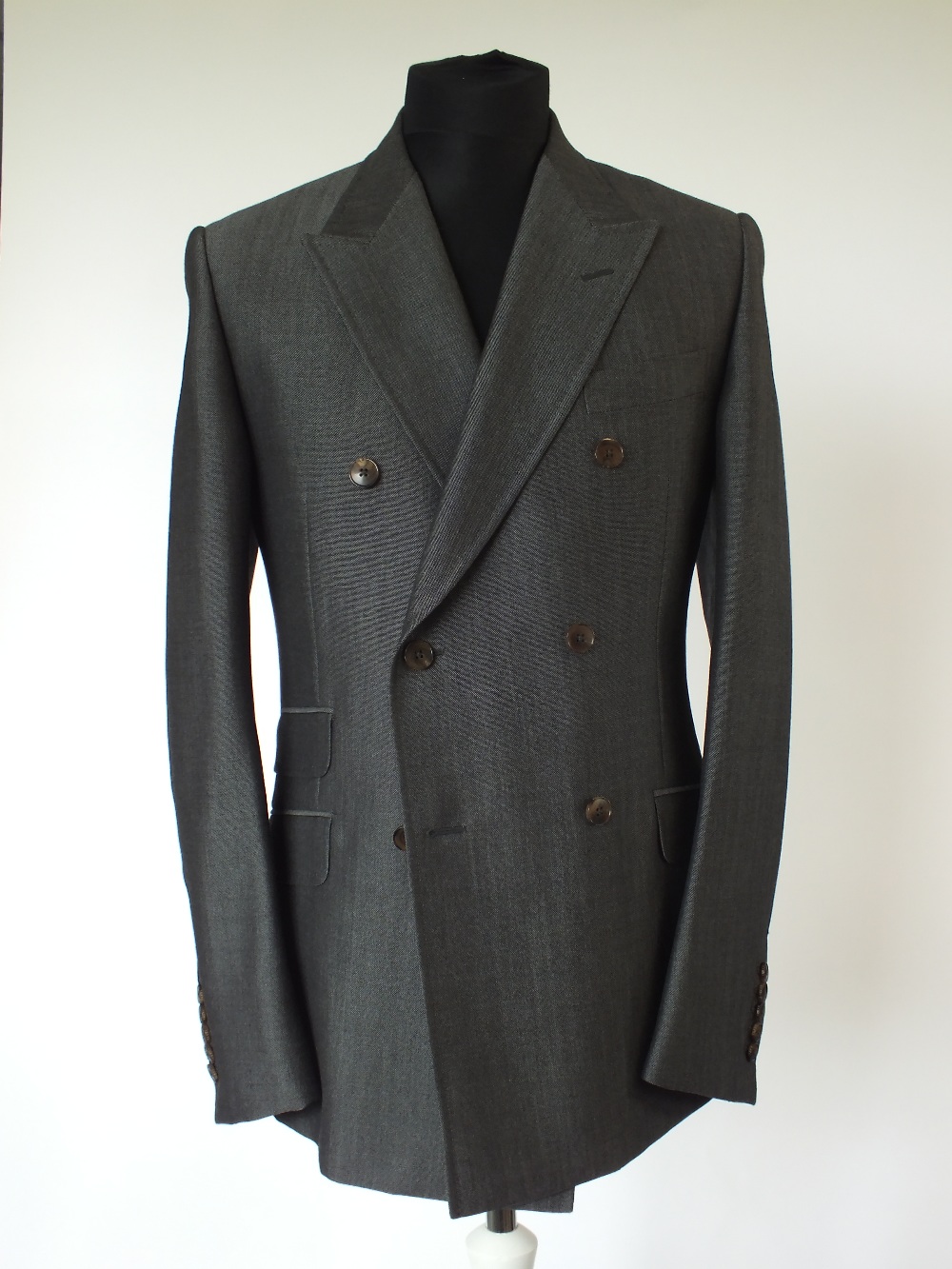 A Gucci suit, grey, double vent, Italian size 52R, Gucci horse bit logo lining, 70% wool, 30%