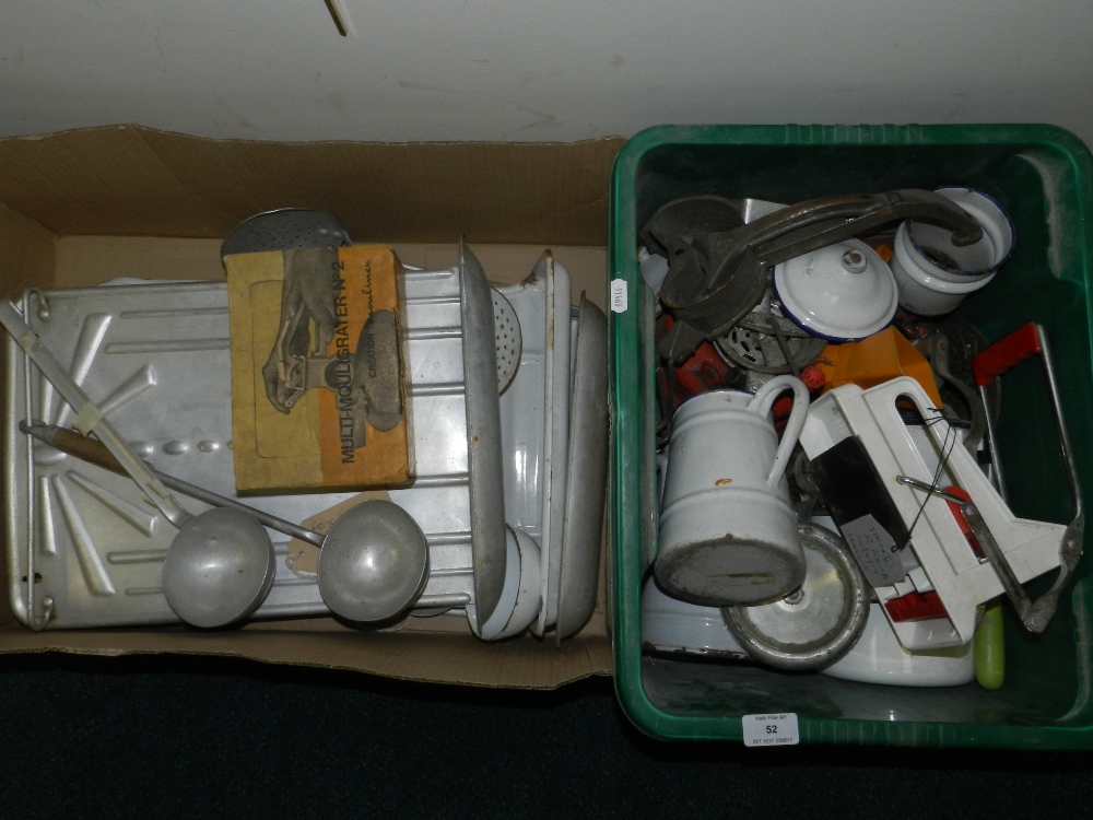 A quantity of kitchenalia