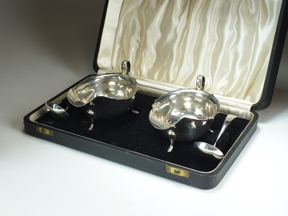 A cased pair of silver sauce boats and spoons, Emile Viner, Sheffield 1941 & 1945,