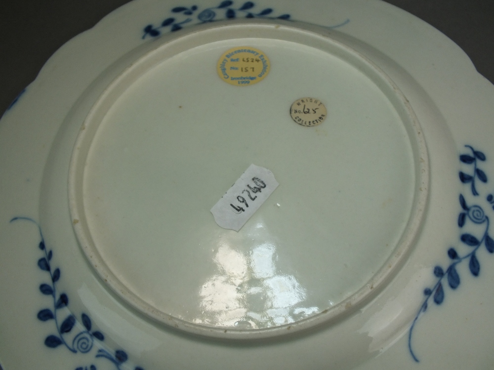 A Caughley dessert plate painted in the Royal Lily pattern, circa 1785-92, - Bild 2 aus 3