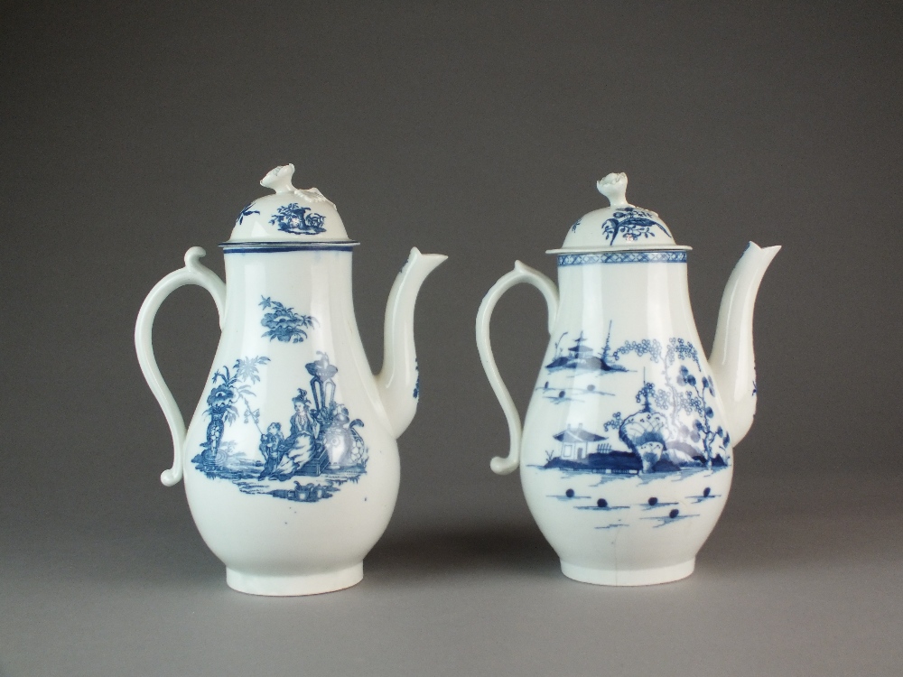 A Caughley coffee pot and cover transfer-printed with the Bell Toy pattern, circa 1780-89, unmarked, - Bild 2 aus 2