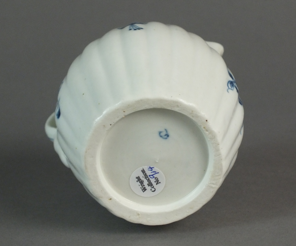 A Caughley milk jug painted with the Gillyflower I pattern, circa 1775-80, C mark, 9. - Bild 3 aus 4