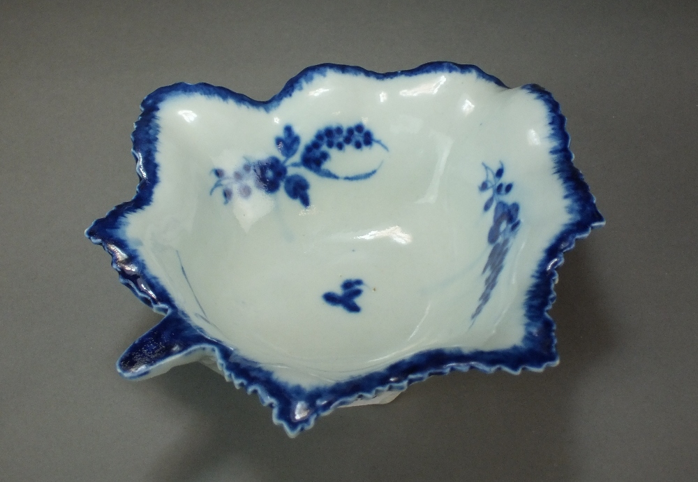 A large Caughley pickle leaf dish painted with the Chantilly Sprigs B pattern, circa 1785-94, - Bild 3 aus 3