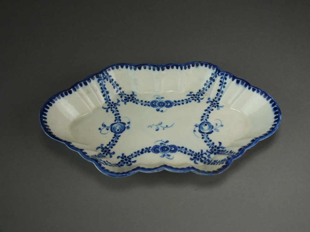 A Caughley spoon tray painted in a bright blue with the Rose Festoons pattern, circa 1785-90, - Image 3 of 3