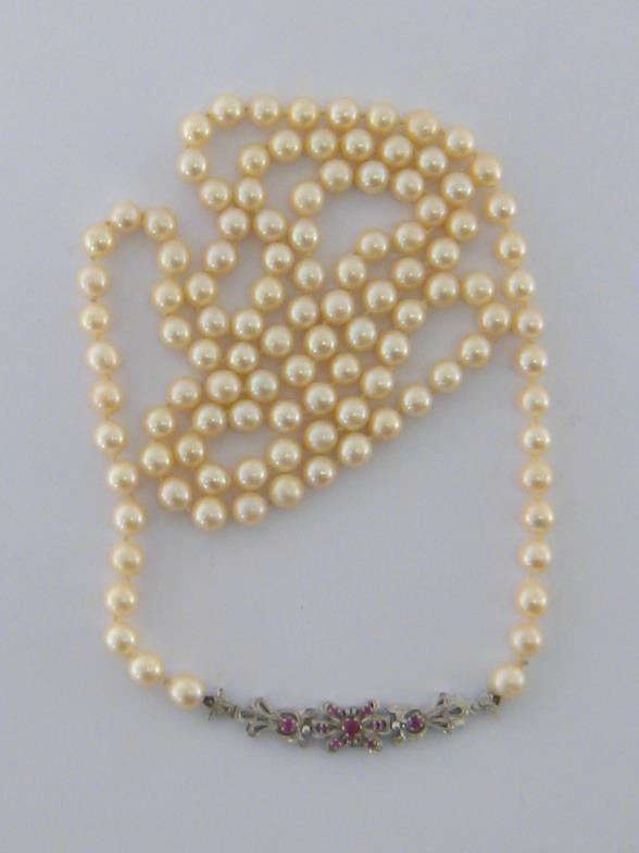 A single strand of rope length cultured pearls, composed of uniform 7.9mm pearls, to a ruby set - Image 2 of 3