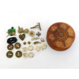 A mixed lot of costume jewellery, including clips, buttons, earrings, and brooches, together with