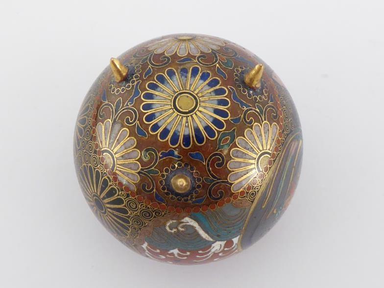 A small Japanese Ando cloisonné enamel jar in ovoid form with lid and tripod, very detailed - Image 7 of 8
