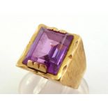 242932 A synthetic pink sapphire dress ring, the rectangular cut stone 22 x 14mm, the textured shank