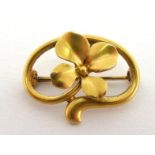 A gold four leaf clover brooch, stamped '14k' verso, 18mm long, 1.6gms