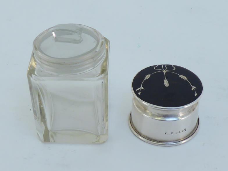 A silver-mounted glass smelling salts bottle with tortoiseshell top to cover inlaid with silver - Image 7 of 8