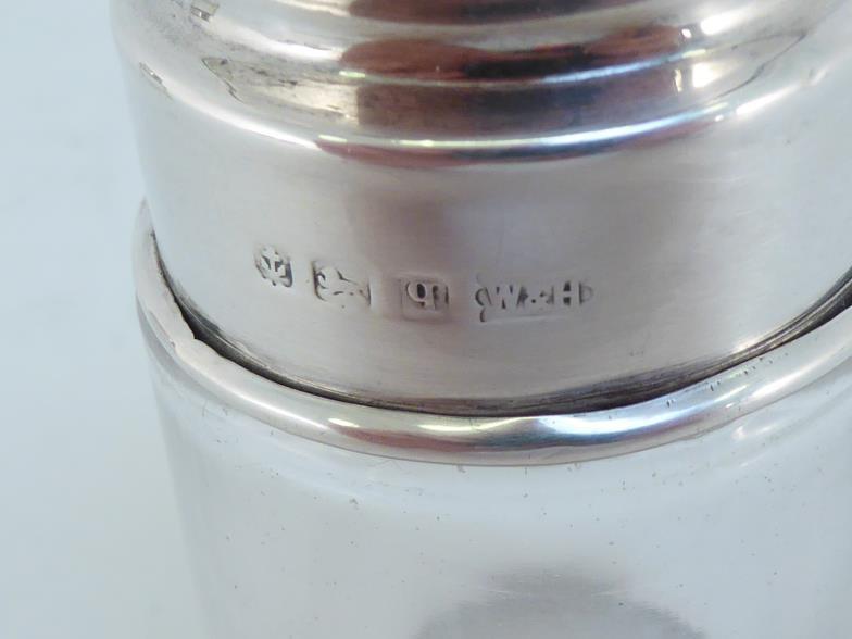 A silver-mounted glass smelling salts bottle with tortoiseshell top to cover inlaid with silver - Image 4 of 8