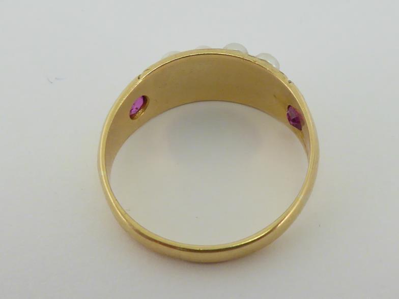 A late Victorian 18 carat gold split pearl and ruby ring, set to the centre with two rows of 2. - Bild 3 aus 4